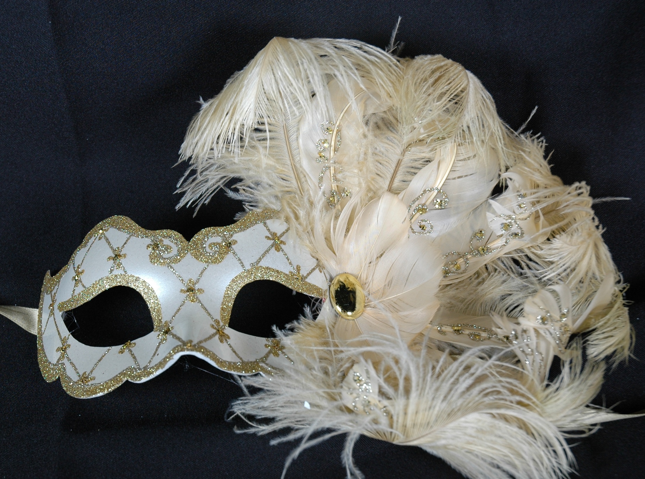 Venezianische Feder Maske Design Saten weiß-gold