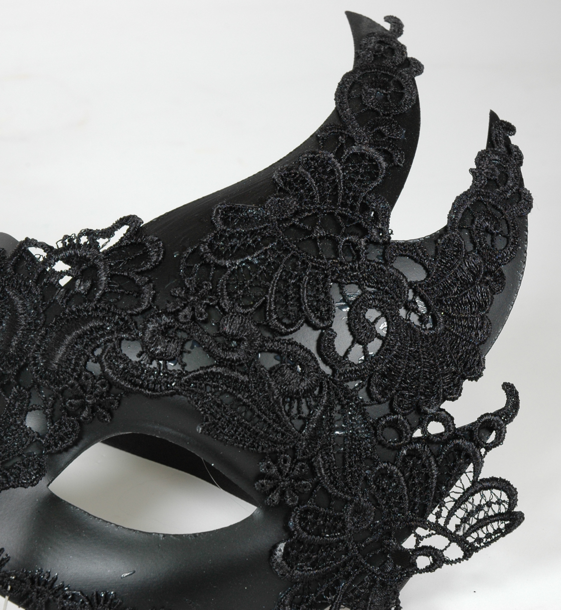 Venezianische Maske  ONDA schwarz mit Spitzendekor