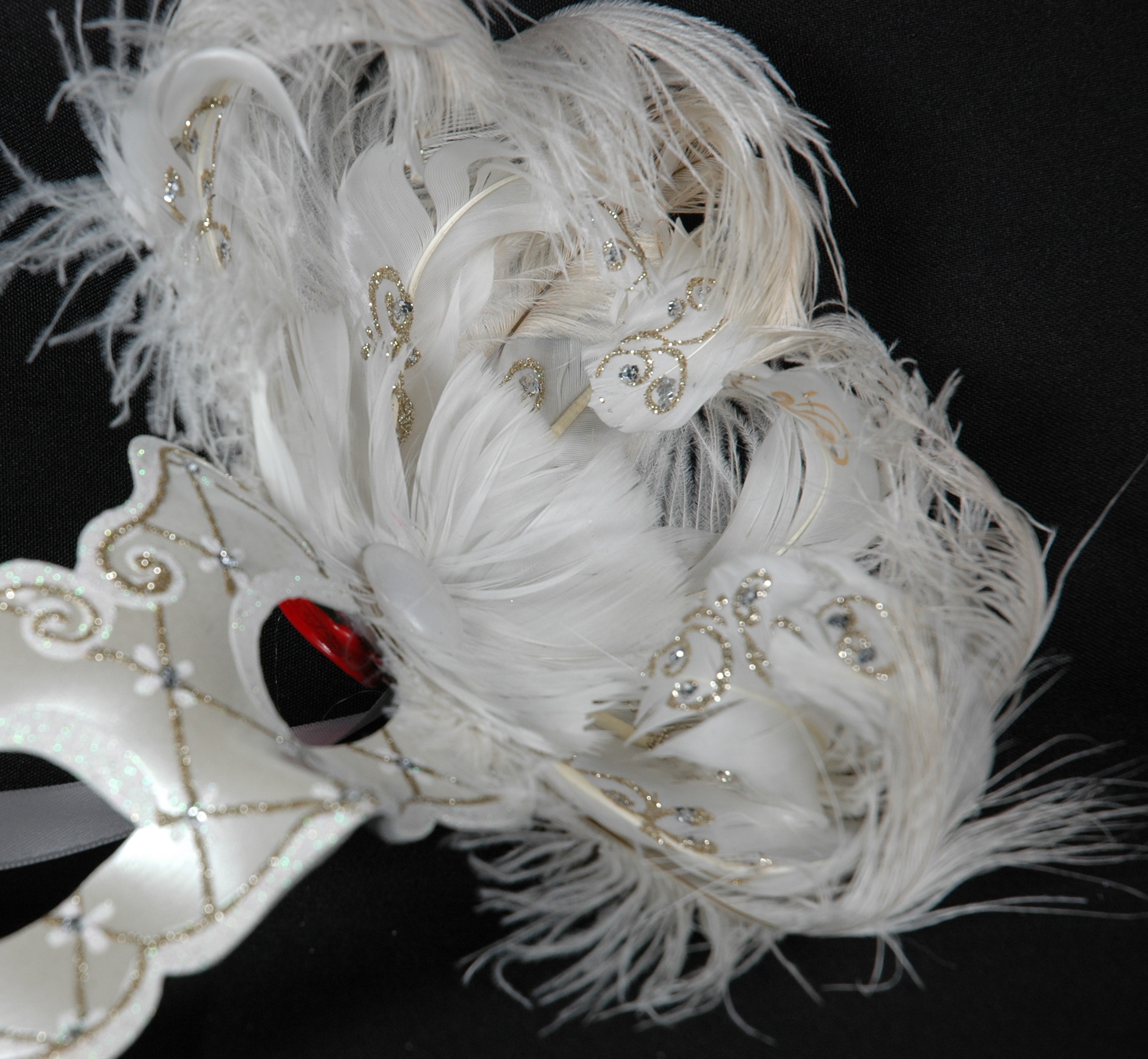 Venezianische Feder Maske Design Modell Saten weiß-silber