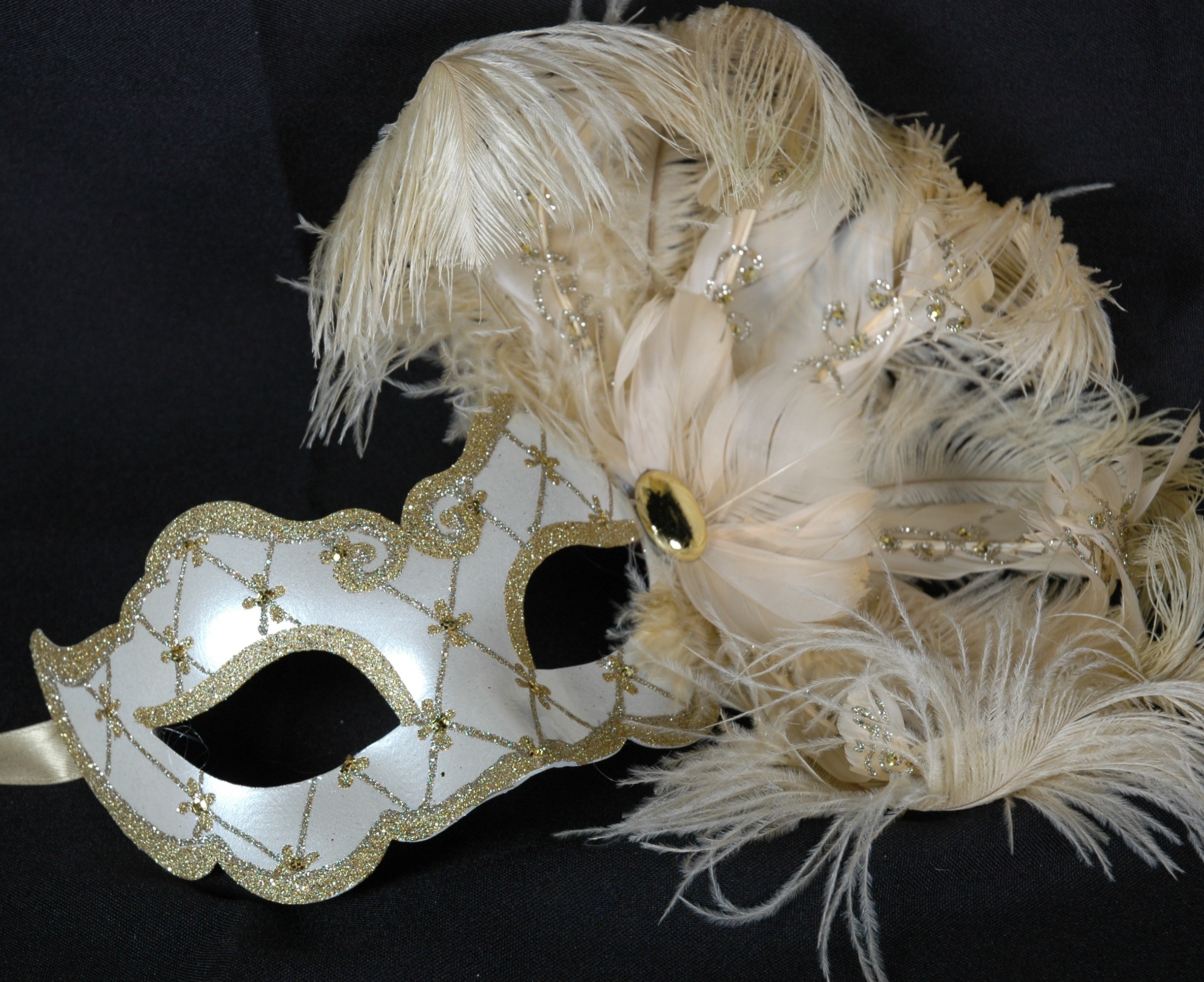 Venezianische Feder Maske Design Saten weiß-gold