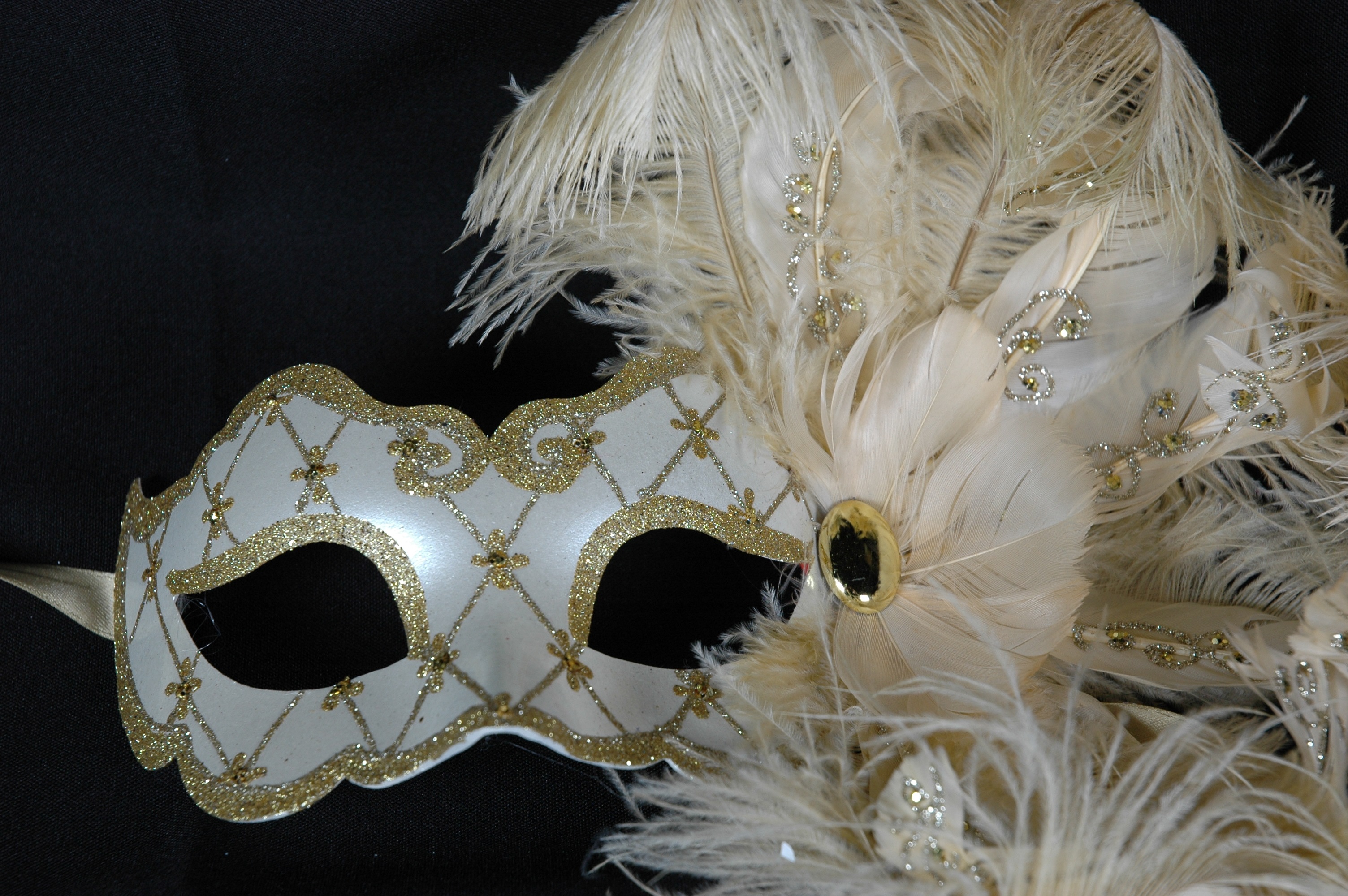 Venezianische Feder Maske Design Saten weiß-gold
