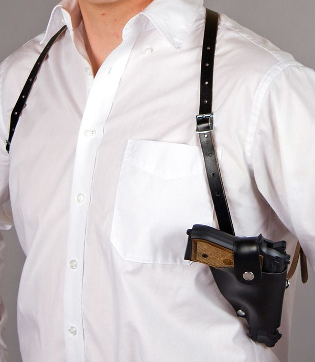 Schulterhalfter mit einer Tasche  *)