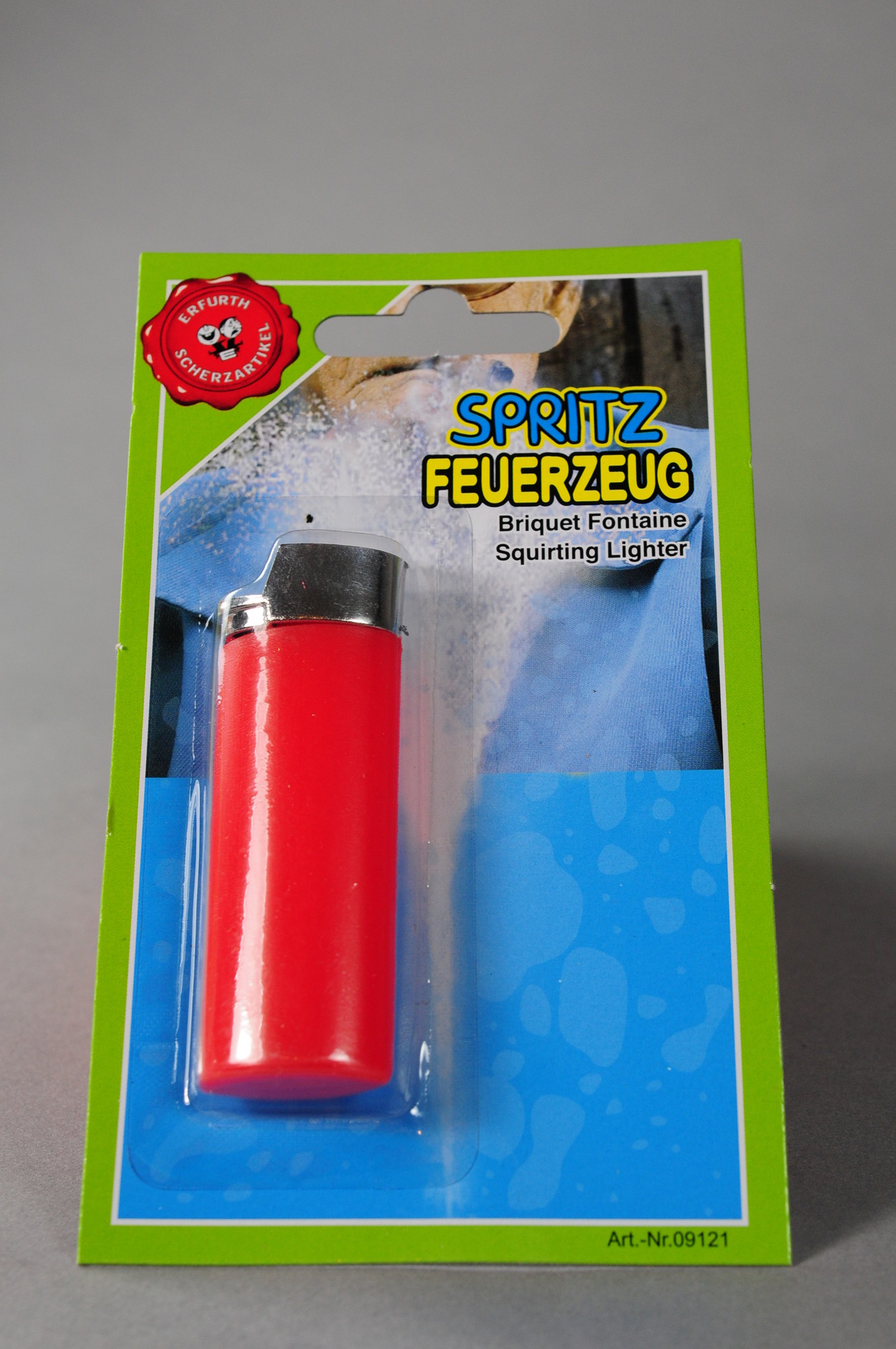 Spritzfeuerzeug auf Karte Scherzartikel