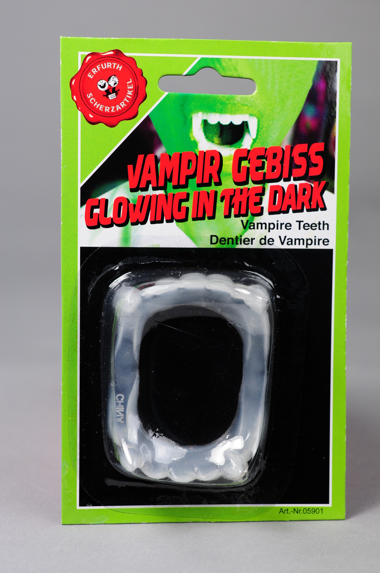 Vampirgebiß, leuchtet im Dunklen